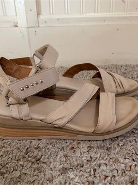 Miz Mooz Camellia Women 9M EU 39 Beige Cream Leather Strap Sandals